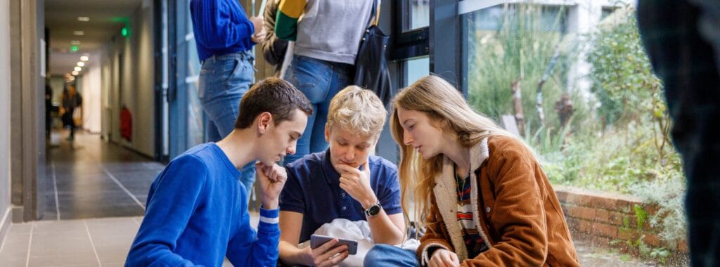 jeunes avec ordinateur 121